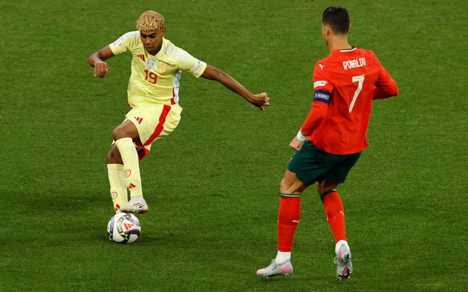 Lamine Yamal tenta passar pela marcação de Cristiano Ronaldo