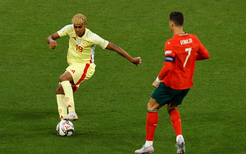 Lamine Yamal tenta passar pela marcação de Cristiano Ronaldo