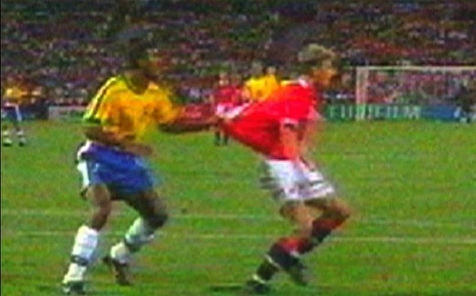 Momento em que Júnior Baiano puxa a camisa de Tore André Flo em Brasil x Noruega