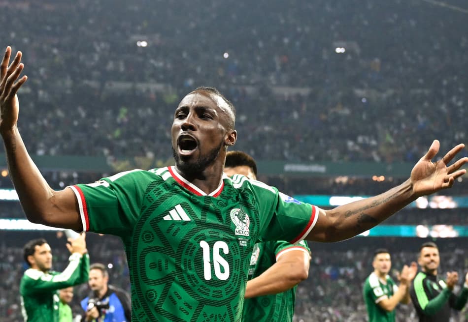 O atacante do México, Julián Quiñones (nº 16), comemora após a vitória na partida de futebol das oitavas de final da Copa do Mundo de 2026 entre México e Equador, no Mexico City Stadium, na Cidade do México (Foto: Alfredo Estrella / Afp)