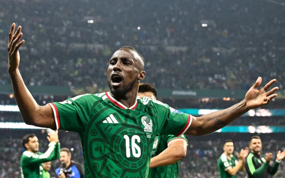 O atacante do México, Julián Quiñones (nº 16), comemora após a vitória na partida de futebol das oitavas de final da Copa do Mundo de 2026 entre México e Equador, no Mexico City Stadium, na Cidade do México (Foto: Alfredo Estrella / Afp)
