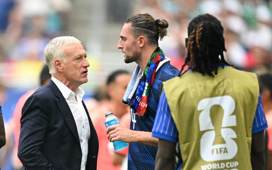 Rabiot com Deschamps e jogadores da França contra a Inglaterra