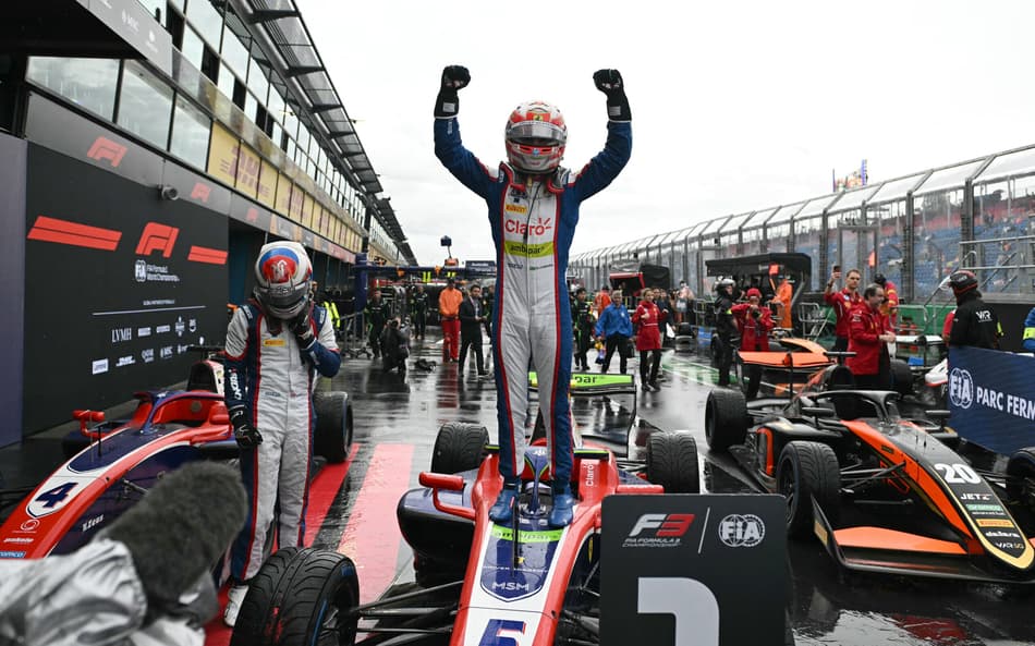 O piloto brasileiro da equipe Trident, Rafael Câmara, comemora a vitória após o Grande Prêmio da Austrália de Fórmula 3, no Circuito de Albert Park, em Melbourne