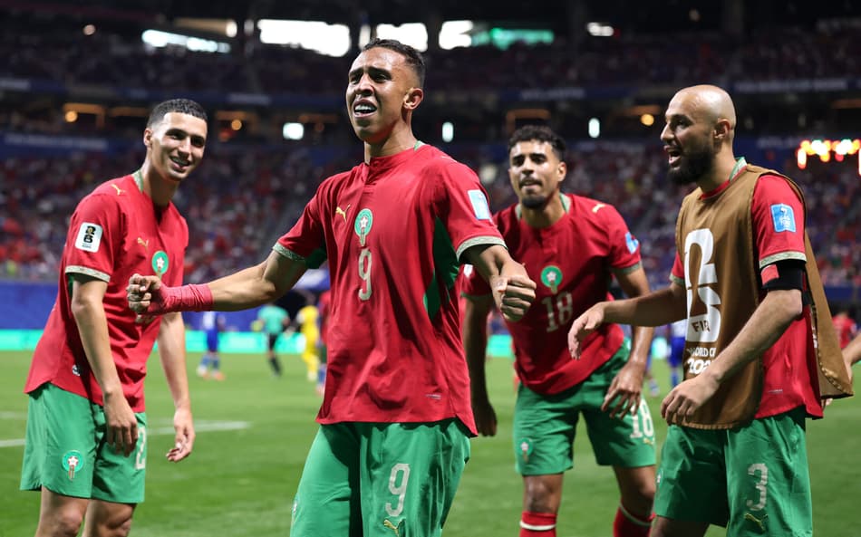 Rahimi comemora o gol da vitória de Marrocos sobre o Haiti na Copa do Mundo ao lado de seus companheiros