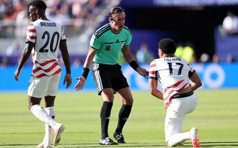 Raphael Claus em Estados Unidos x Bósnia pela Copa do Mundo