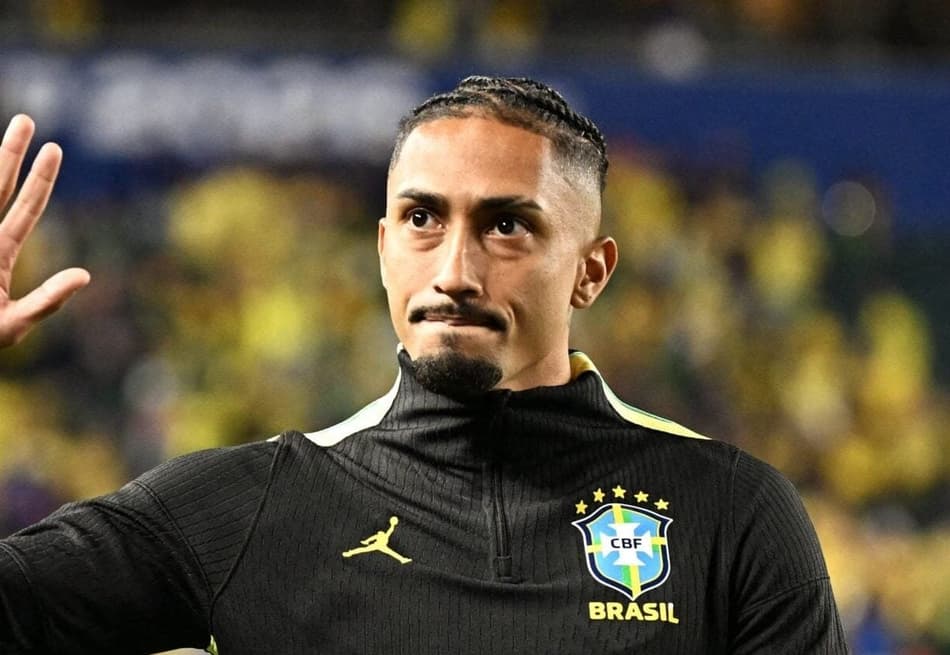 Raphinha acena para fãs após ser substituído na partida entre Brasil x Haiti