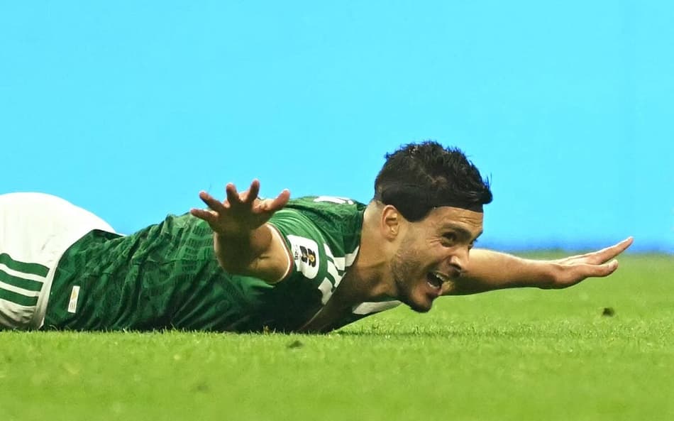 Raul Jimenez abre os braços para comemorar seu segundo gol na Copa