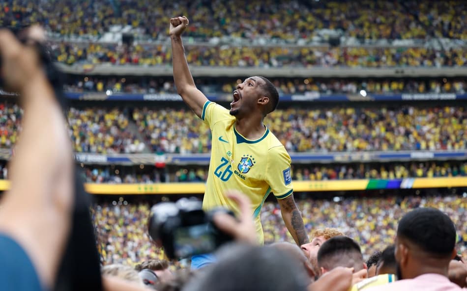 Rayan comemora vitória do Brasil sobre o Japão na Copa do Mundo
