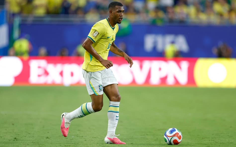 Rayan avança com a bola na partida entre Brasil e Escócia na Copa do Mundo de 2026