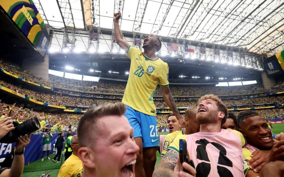 Rayan em pé com a mão para cima com a camisa da Seleção Brasileira