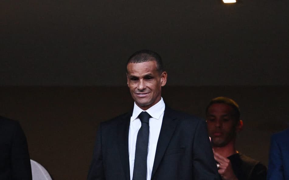 Rivaldo assistindo jogo da tribuna