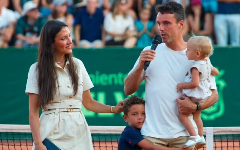 Roberto Bautista-Agut com a esposa e os filhos no adeus ao tênis