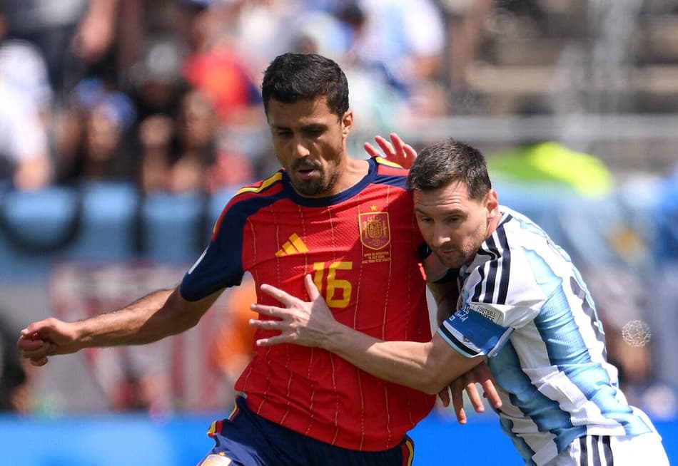 Rodri e Messi, respectivos astros de Espanha e Argentina, disputam a bola na final da Copa do Mundo