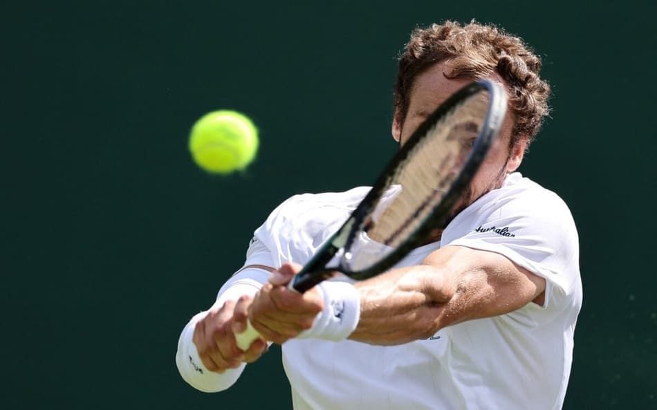 Russo Roman Safiullin devolve de backhand na vitória sobre Rublev em Wimbledon