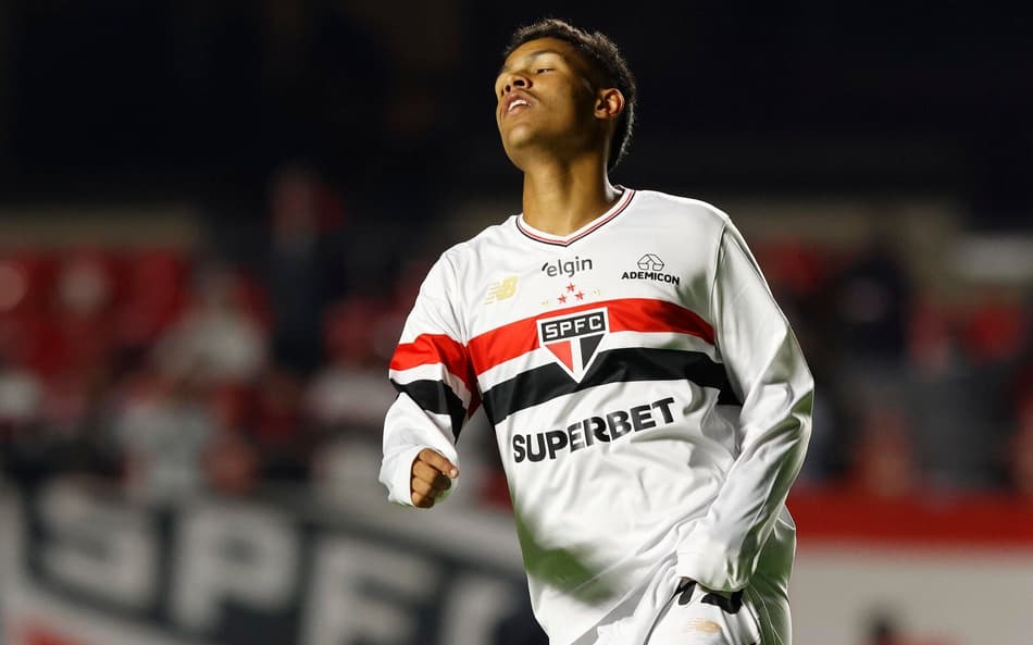 Ryan Francisco com a camisa do São Paulo