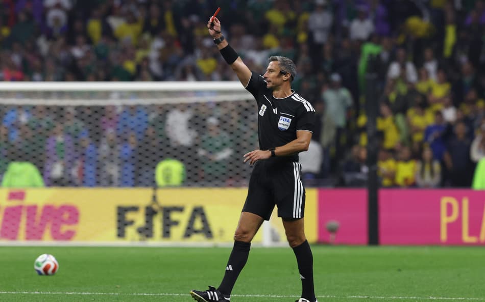 Árbitro Slavko Vincic mostrando cartão vermelho na Copa do Mundo