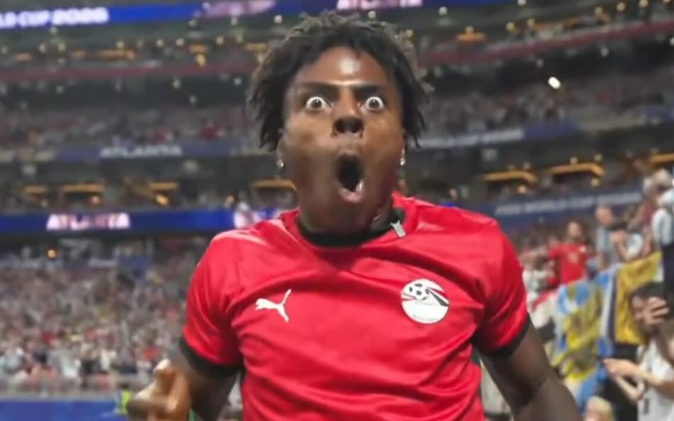 Influenciador Speed com a camisa do Egito na Copa do Mundo
