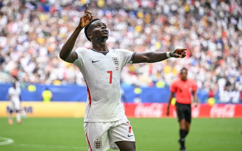 Saka comemora hat-trick em França x Inglaterra