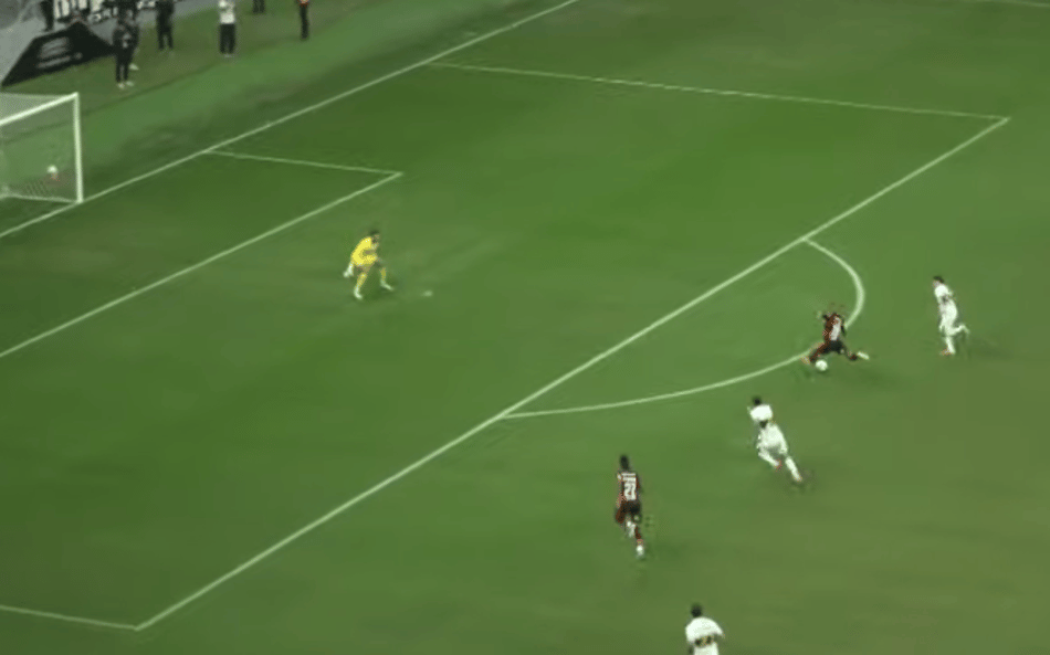 Samuel Lino perde chance clara de gol em Flamengo x Olimpia