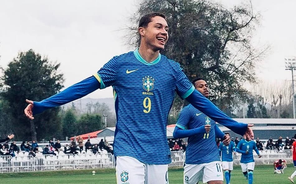 Samuell, de braços abertos, comemora gol pela Seleção Brasileira (Foto: Divulgação)