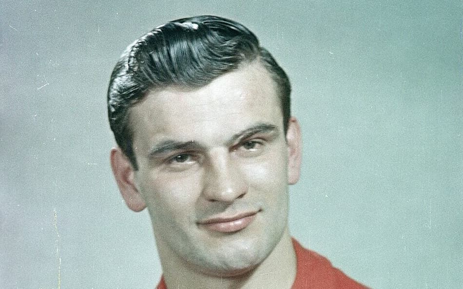 Sándor Kocsis com a camisa da lendária seleção da Hungria. Conhecido como "Cabeça de Ouro", o atacante marcou época e foi o artilheiro isolado da Copa do Mundo de 1954 na Suíça, com incríveis 11 gols em apenas cinco partidas disputadas. (FIFA)