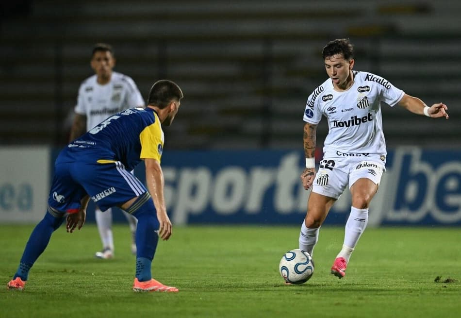Barreal em ação pela partida entre Santos e UCV pela Sul-Americana
