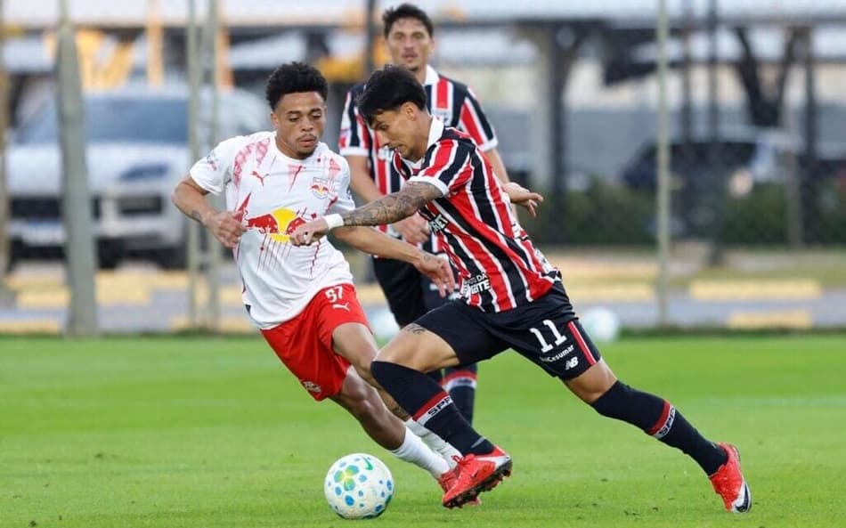 São Paulo e RB Bragantino durante jogo-treino em Atibaia