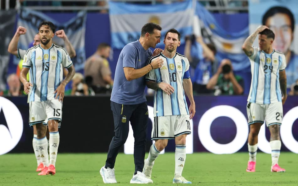 Scaloni conversa com Messi durante jogo entre Argentina e Cabo Verde na Copa do Mundo