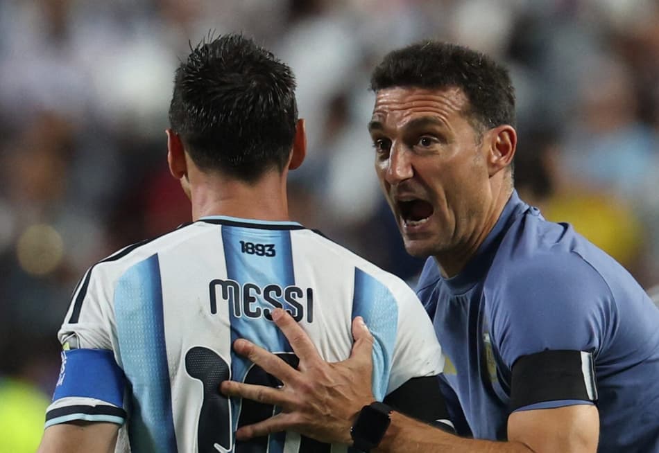 Scaloni passa instruções a Messi durante duelo entre Argentina e Inglaterra na semifinal da Copa do Mundo