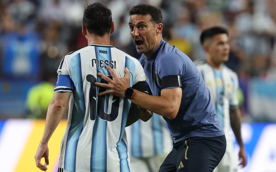 Scaloni passa instruções a Messi durante duelo entre Argentina e Inglaterra na semifinal da Copa do Mundo