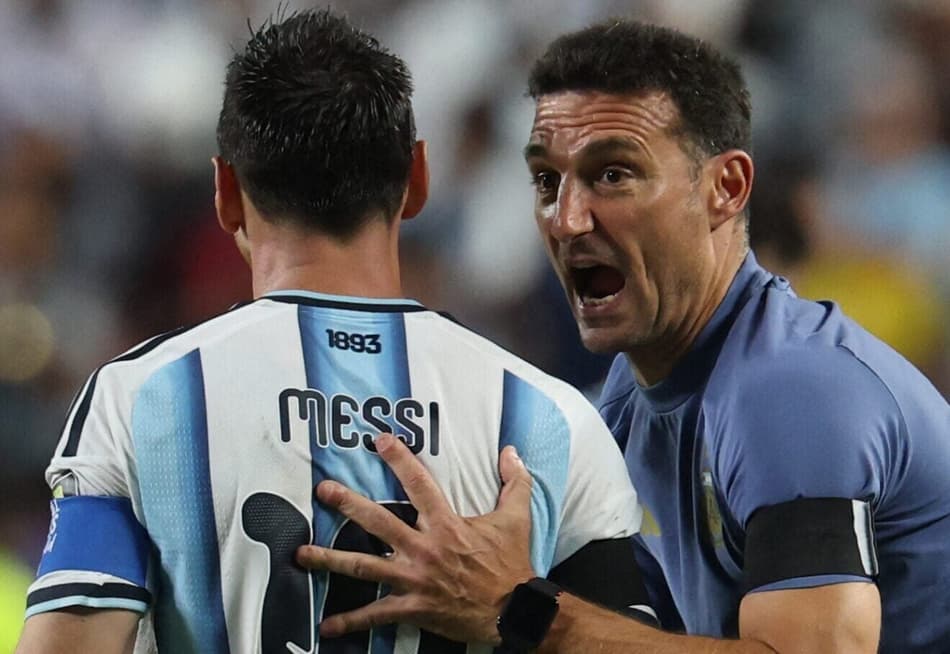 Scaloni passa instruções a Messi durante duelo entre Argentina e Inglaterra na semifinal da Copa do Mundo