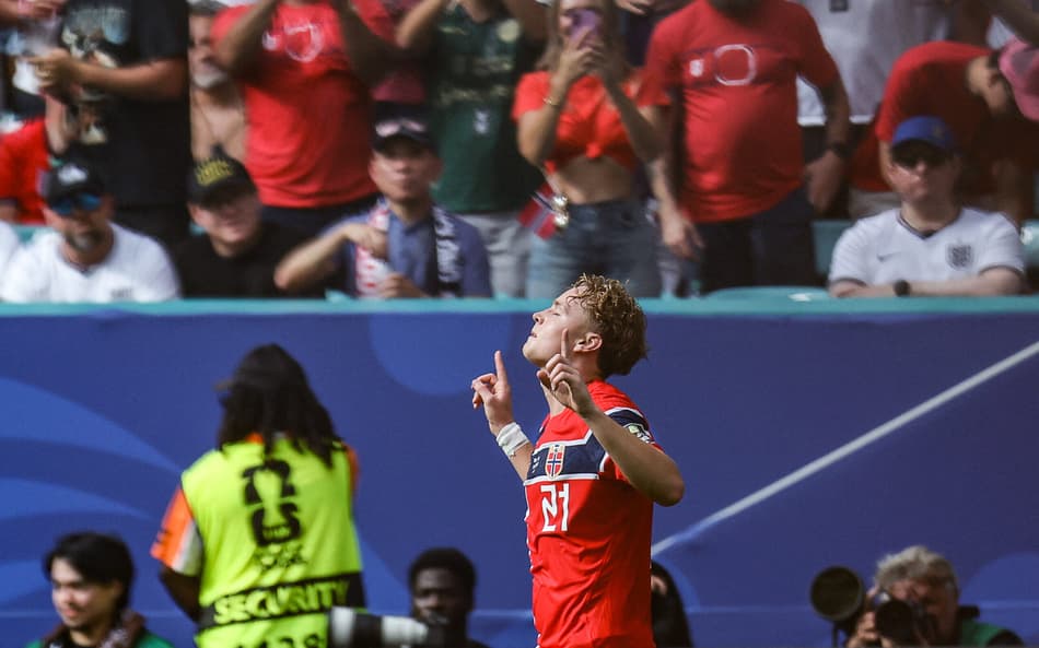Andreas Schjelderup comemora seu gol no jogo da Noruega contra a Inglaterra pela Copa do Mundo de 2026