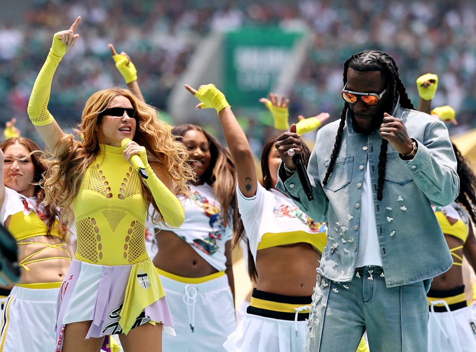 Shakira e Burna Boy durante apresentação na Copa do Mundo 2026