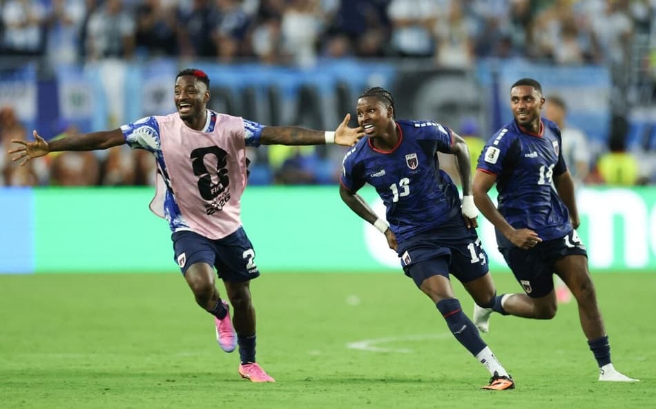 O zagueiro número 13 de Cabo Verde, Sidney Lopes Cabral, comemora com seus companheiros o segundo gol de sua equipe durante a partida de futebol das oitavas de final da Copa do Mundo de 2026 entre Argentina e Cabo Verde, no Estádio de Miami