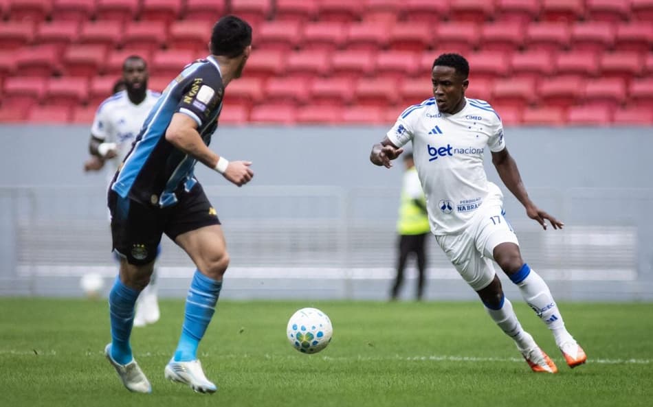 Sinisterra joga contra o Grêmio