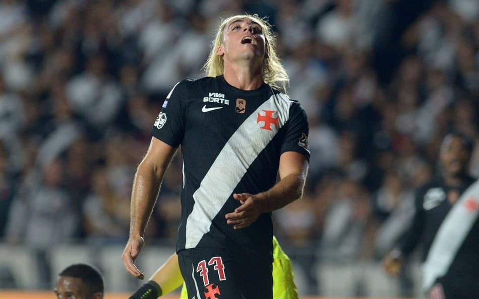 Spinelli se lamenta durante jogo entre Vasco e Bragantino pelo Brasileirão