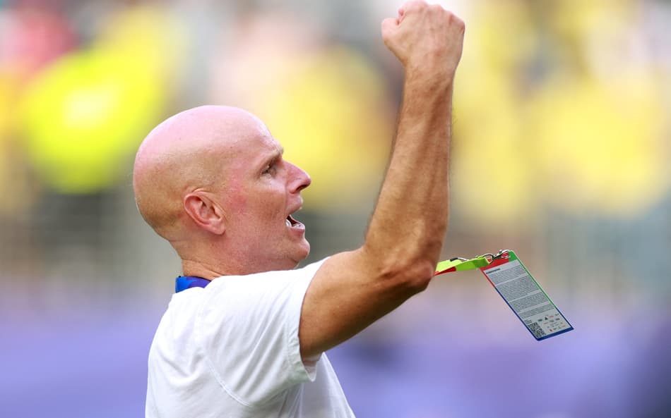 Stale Solbakken comemora vitória da Noruega
