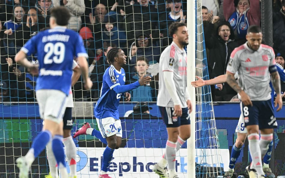 Pela Ligue 1, o Strasbourg venceu o Lyon por 3 a 1 (Foto: SEBASTIEN BOZON / AFP)