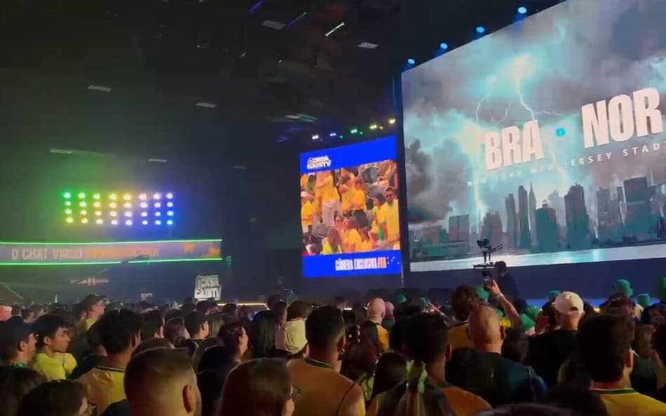 Torcedores do Brasil na Casa CazéTV