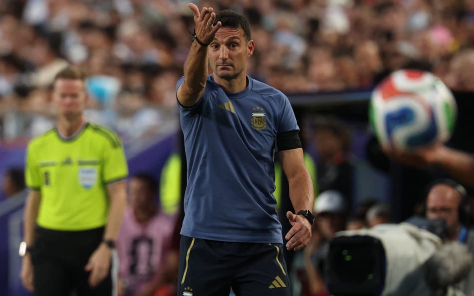 Técnico da Argentina, Scaloni faz gesto com o braço durante jogo contra a Suíça, pela Copa do Mundo