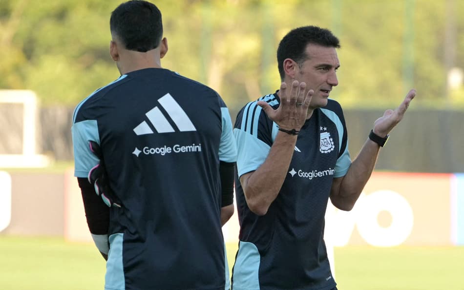 Técnico da Argentina, Scaloni gesticula e conversa com comissão durante treino da Argentina na Copa do Mundo