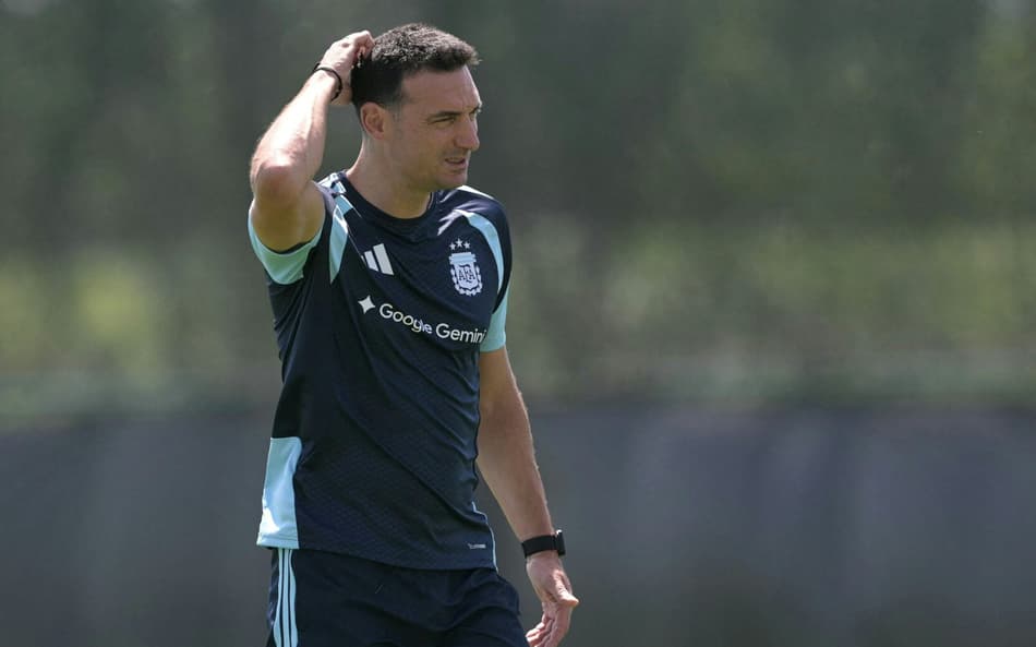 Técnico da Argentina, Scaloni põe a mão na cabeça durante treino visando o jogo contra Cabo Verde