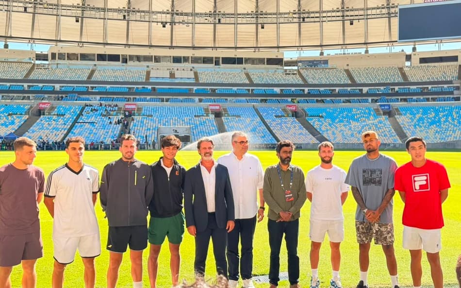 Tenistas do UTS Rio visitam o gramado do Maracanã
