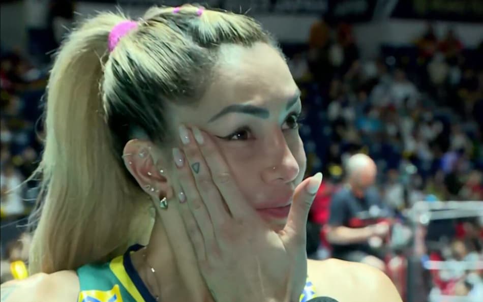Com uma xuxinha no cabelo, Thaisa enxuga lágrima com a mão esquerda durante entrevista pós-jogo pela Seleção Brasileira Feminina de Vôlei