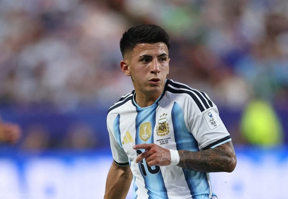 Thiago Almada em ação pela Argentina contra a Argélia na estreia da Copa do Mundo