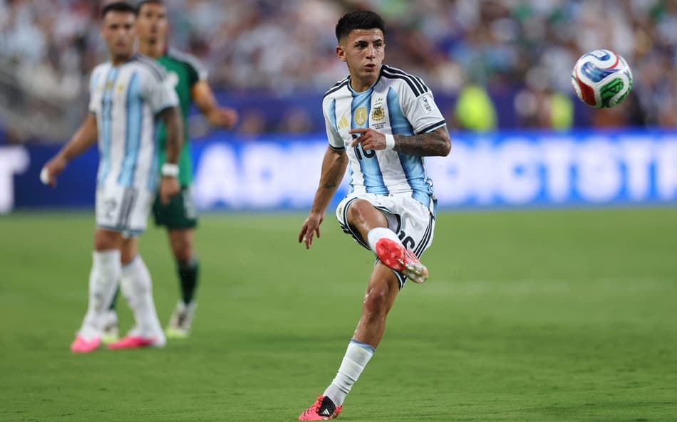 Thiago Almada em ação pela Argentina contra a Argélia na estreia da Copa do Mundo