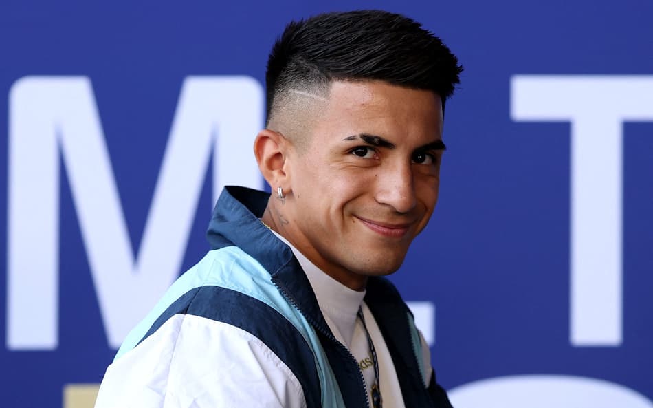 Almada sorrindo