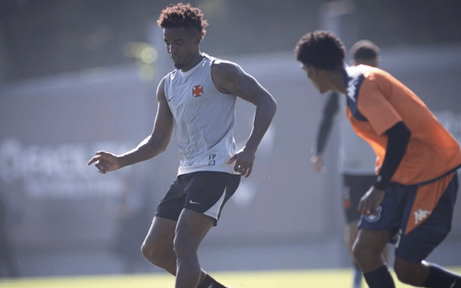 Thiago Mendes durante jogo-treino contra o Olaria