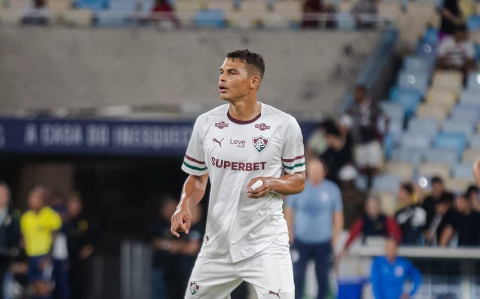 Thiago Silva em ação com uniforme branco do Fluminense no Maracanã