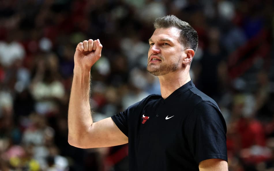 O técnico do Chicago Bulls, Tiago Splitter, gesticula durante o primeiro tempo de uma partida da NBA Summer League de 2026 contra o Memphis Grizzlies, no Thomas & Mack Center, em Las Vegas, Nevada (Foto: Ethan Miller / Getty Images North America / Getty Images via Afp)